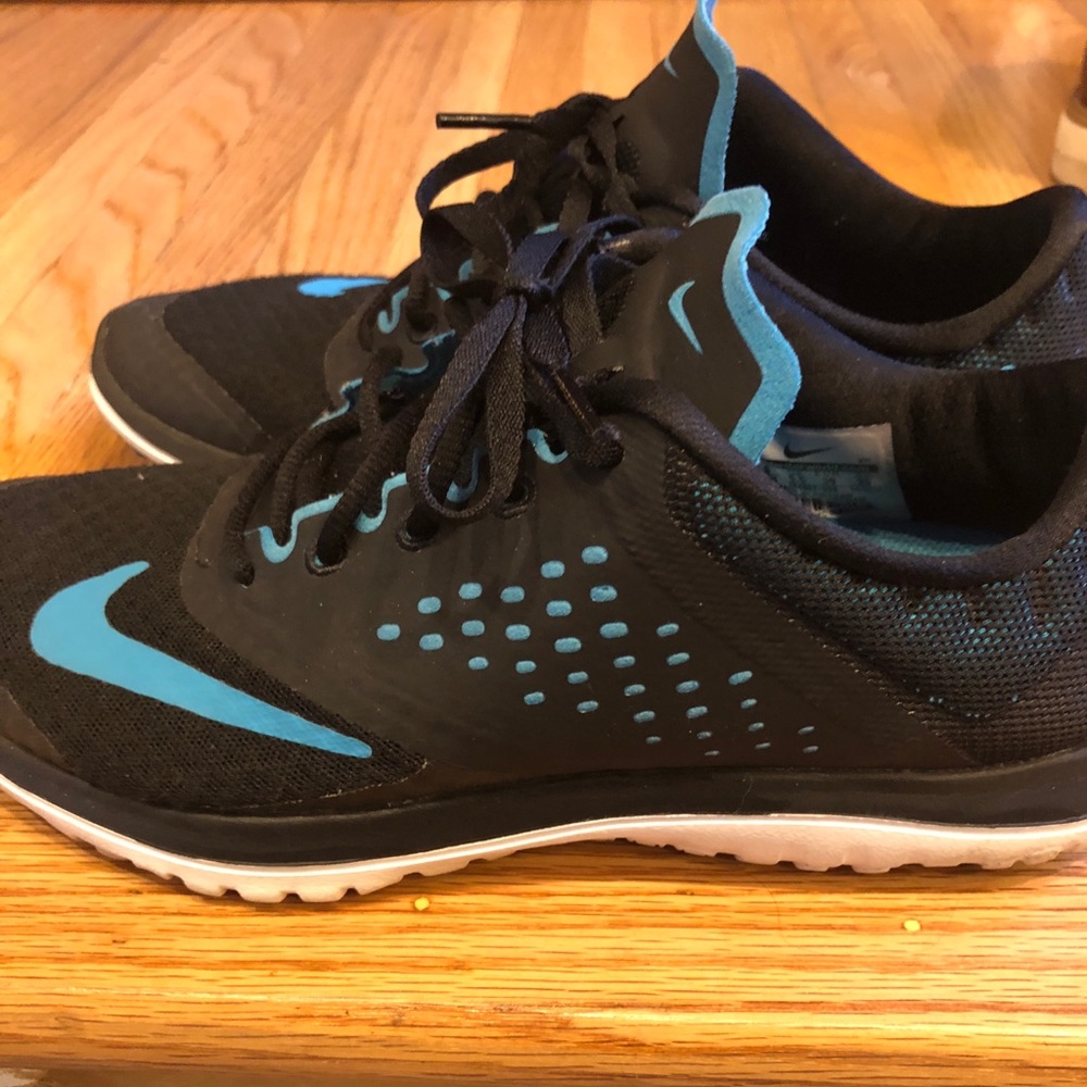 Women’s Nikes size 8! Excellent condition